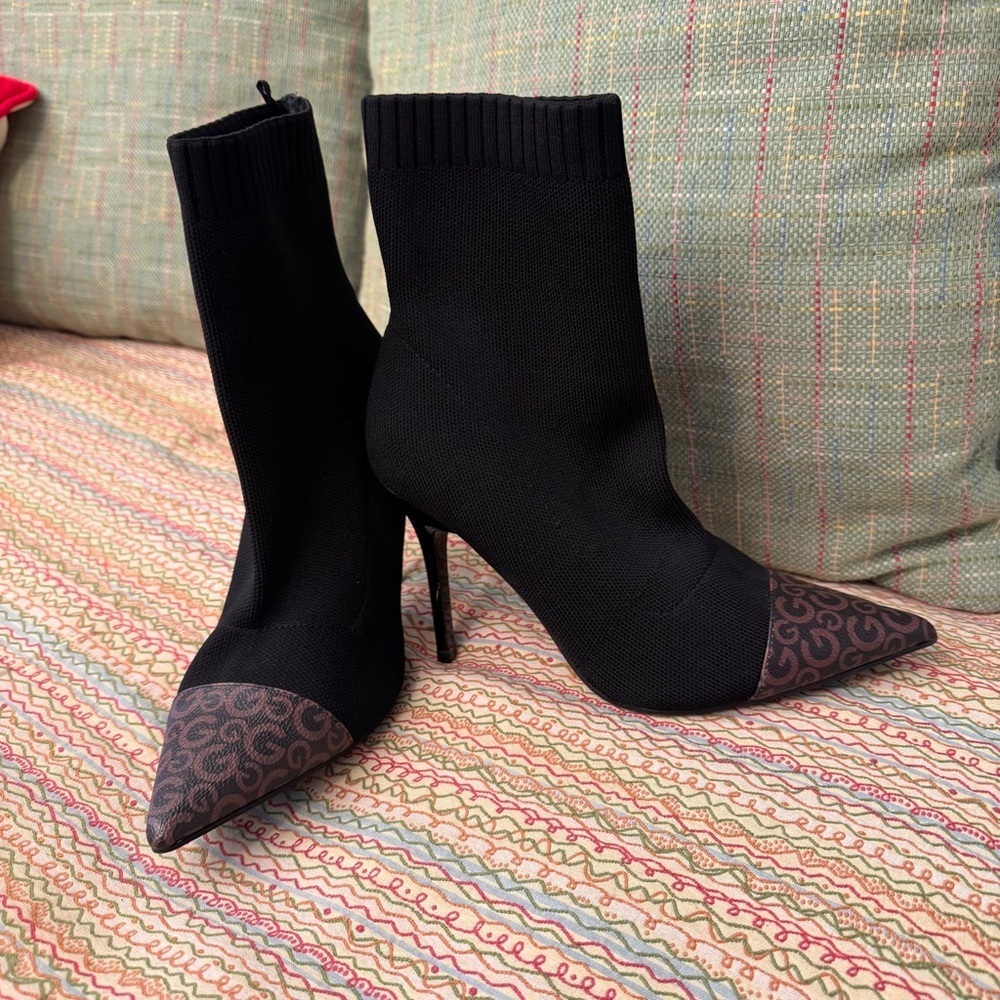GBG Los Angeles C Cap Logo Sock Booties pointed toe and monogram-print cap. 8M
